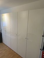 Grosser Kleiderschrank / Schranksystem (weiss, Hochglanz)