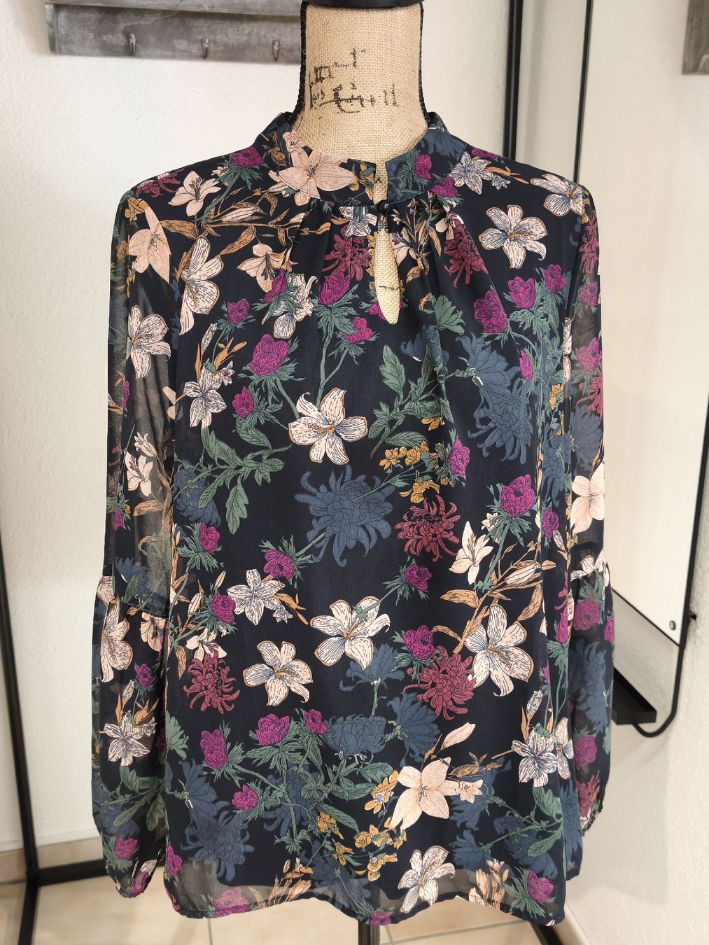 More & More Camicette: Bluse More & More Blumenmuster dunkelblau Grösse 40 – Nuovo (secondo la descrizione) da Emmetten venduto da SecondhandSiska