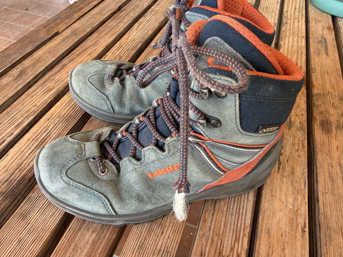 Lowa Scarpe per ragazzi: Wanderschuhe LOWA 33 – Usato da Nussbaumen AG venduto da sputnikrules 1