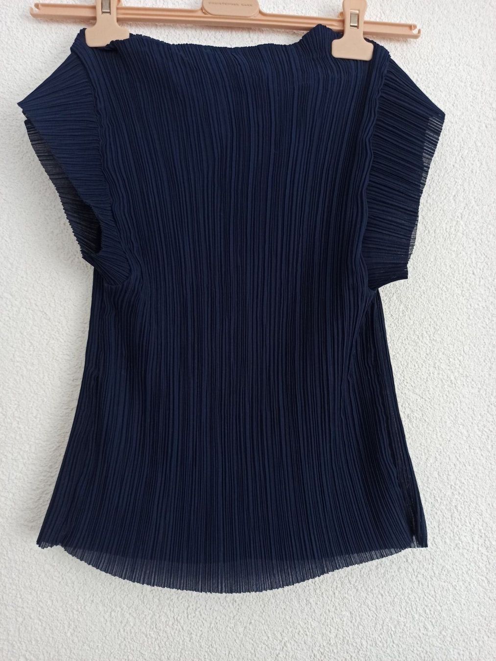 Top: Maje navy pleated top size 1/34 – Nuovo (secondo la descrizione) da Zürich venduto da guo_df5r