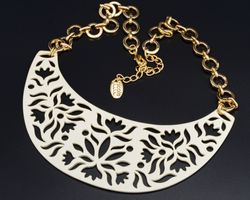 NICOLE MILLER Statement Collier; weiss mit goldfarbene Kette