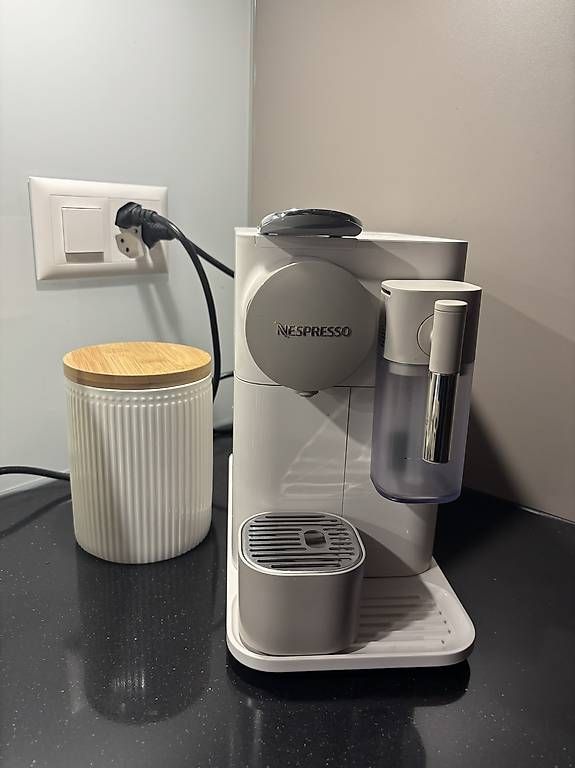 Machines à café & Machines à expresso: Nespresso Lattissima One – D'occasion à Fehraltorf par nin_2zxv
