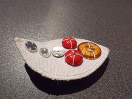 Brosche Stoff/verschiedene Knöpfe