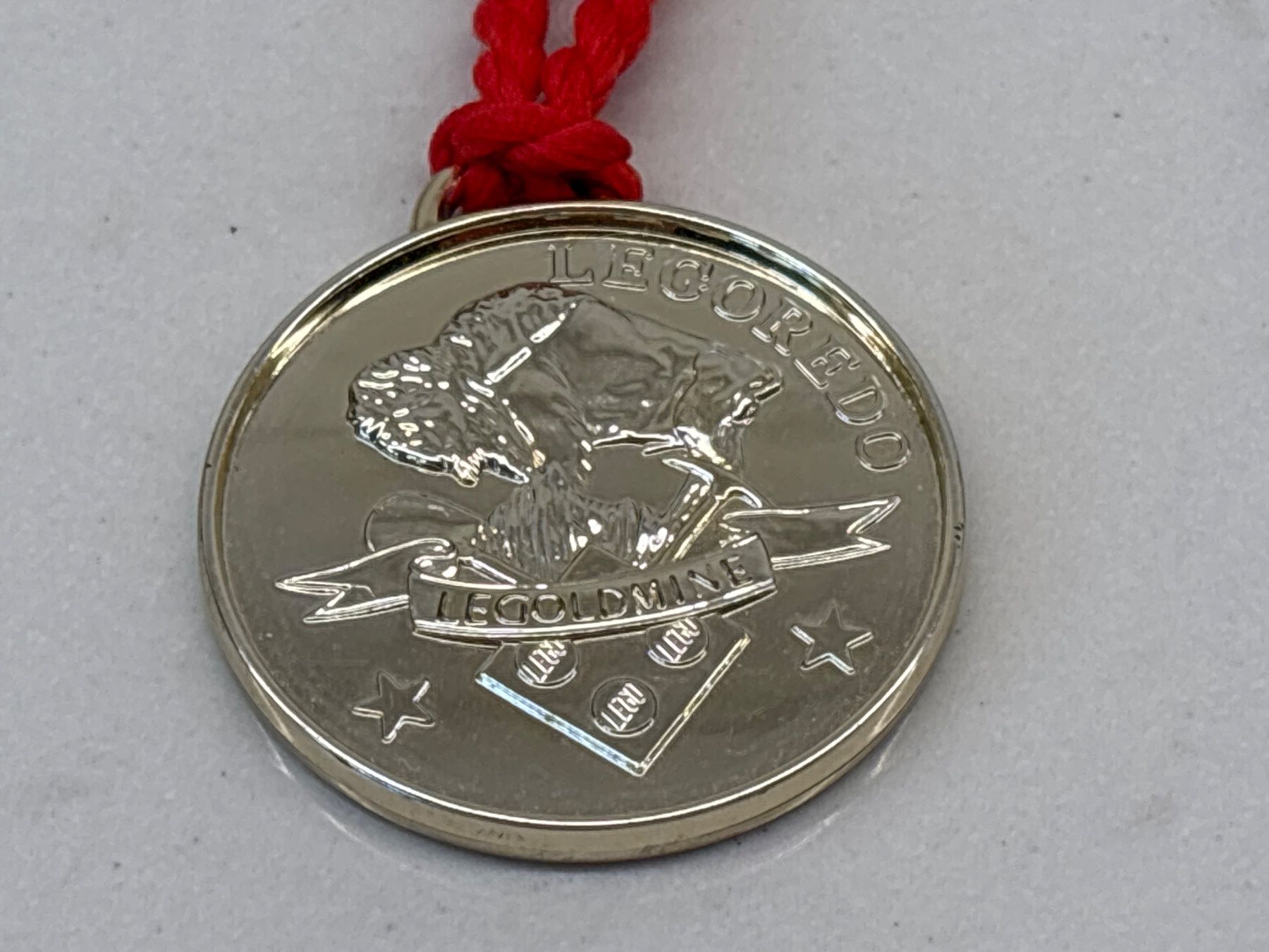 Médaille Legoland Legoredo Legoldmine avec cordon rouge (D'occasion) à ...