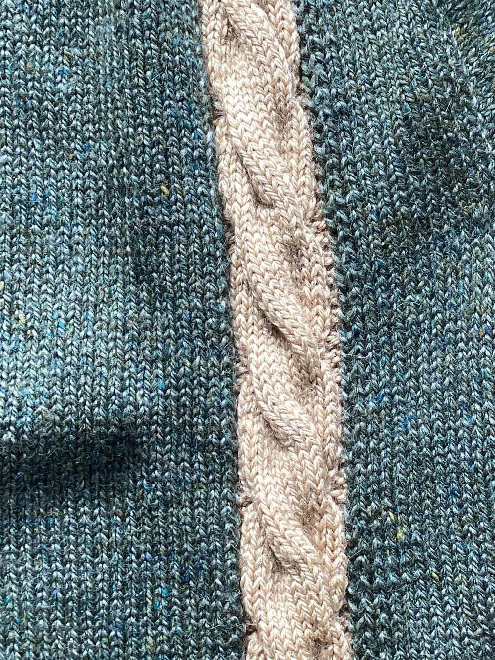 Maglioni & Felpe: Strickpullover grün mit ockerfarbenem Zopfmuster – Usato da Muttenz venduto da rob_sc8s 2