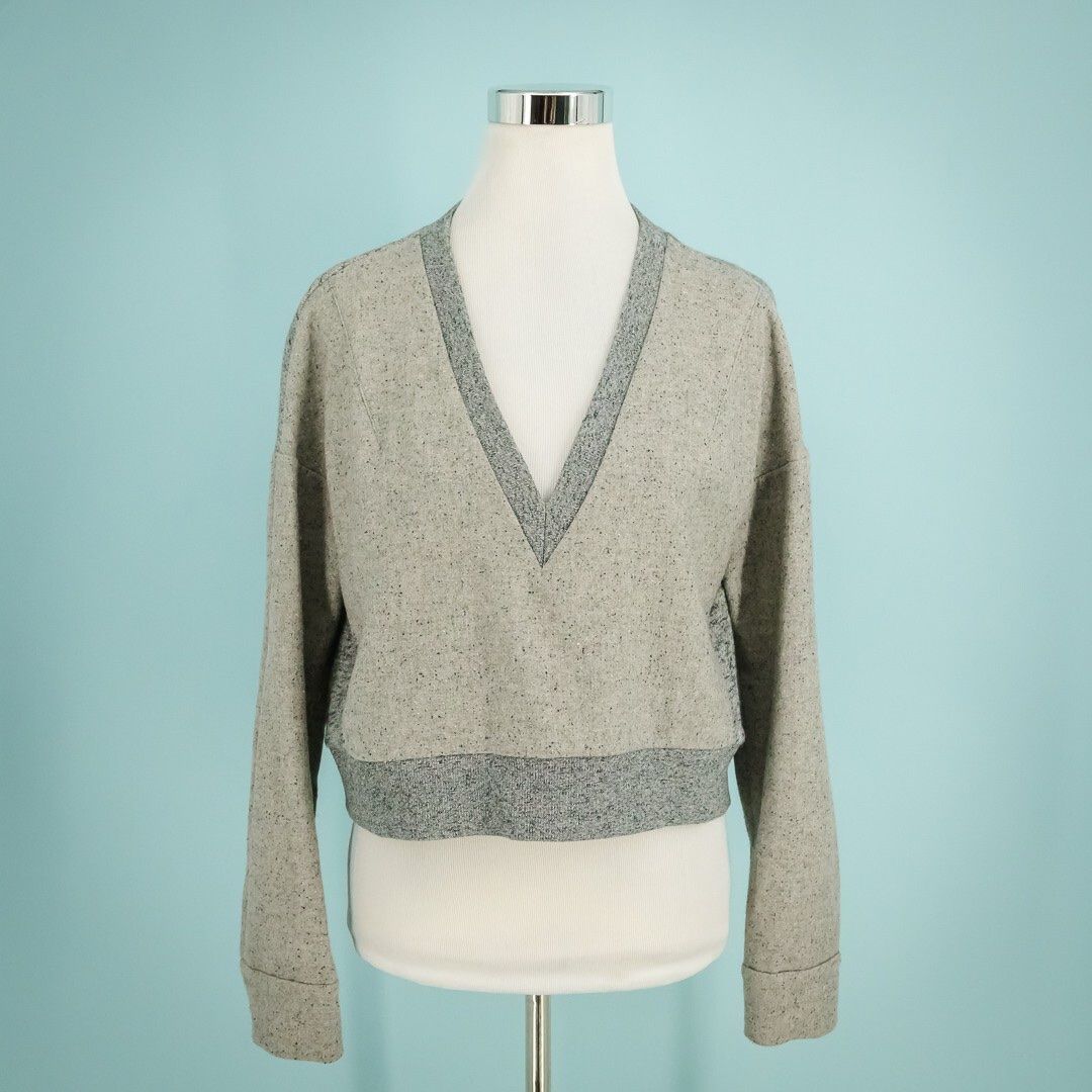 Maglioni & Felpe: Grauer Pullover mit V-Ausschnitt von Derek Lam – Usato da Winkel venduto da Zimtguetzli