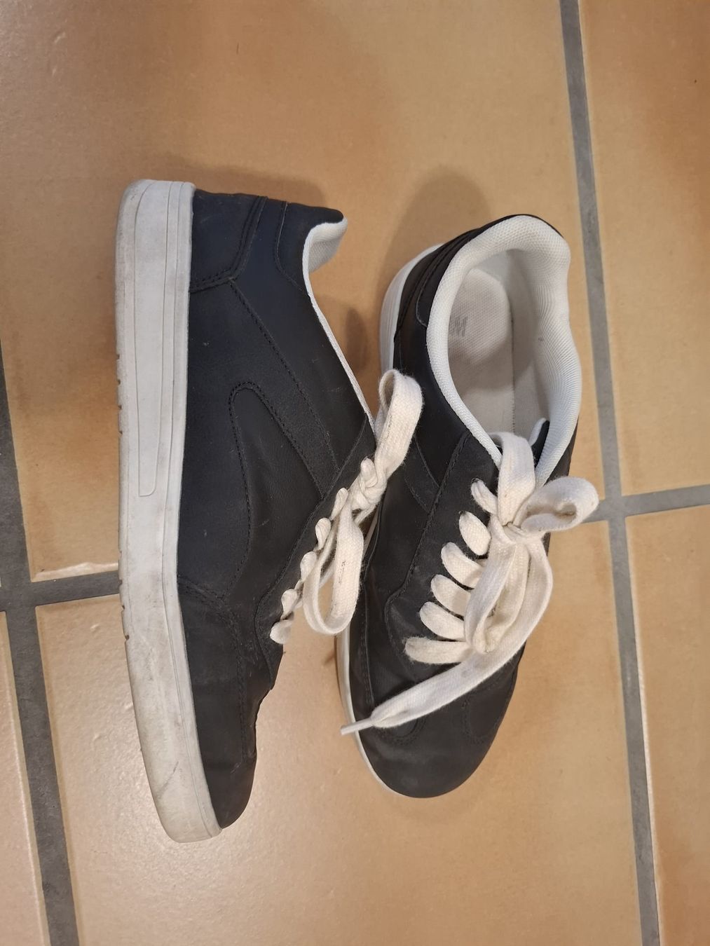 H&M Scarpe da uomo: Sneakers H&M schwarz Grösse 39 gebraucht – Usato da Galgenen venduto da claudia.gisler 1