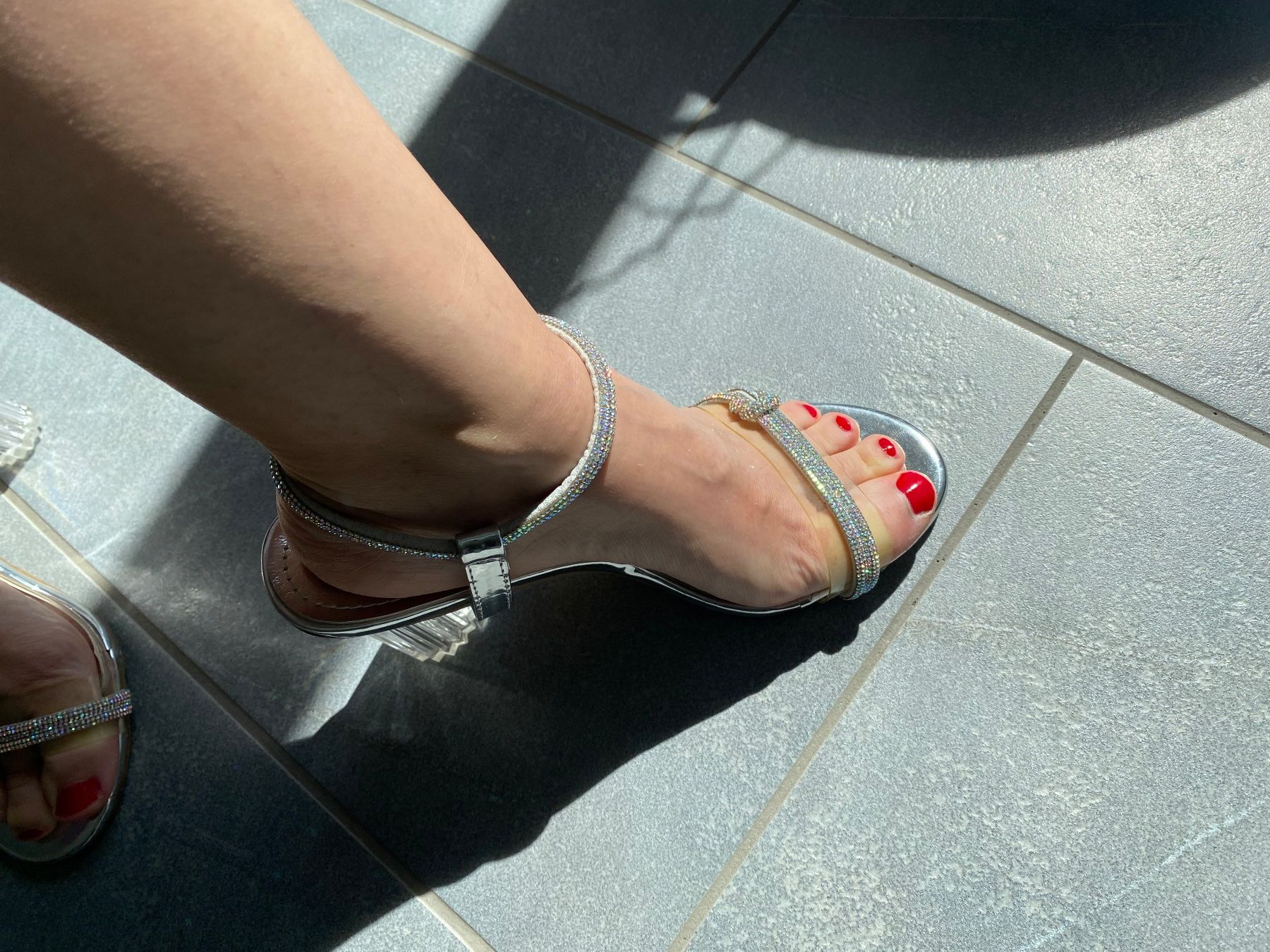 Chaussures femmes: Silberne High Heels mit Strassriemen – D'occasion à Dielsdorf par CecileWe 4
