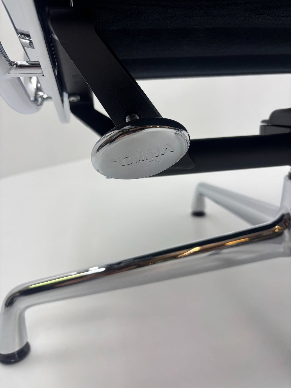 Vitra Poltrone: Eames Vitra EA 124, EA 125  Lounge - Nero Leder / Cuir – Usato da La Sarraz venduto da swq_1hv 1