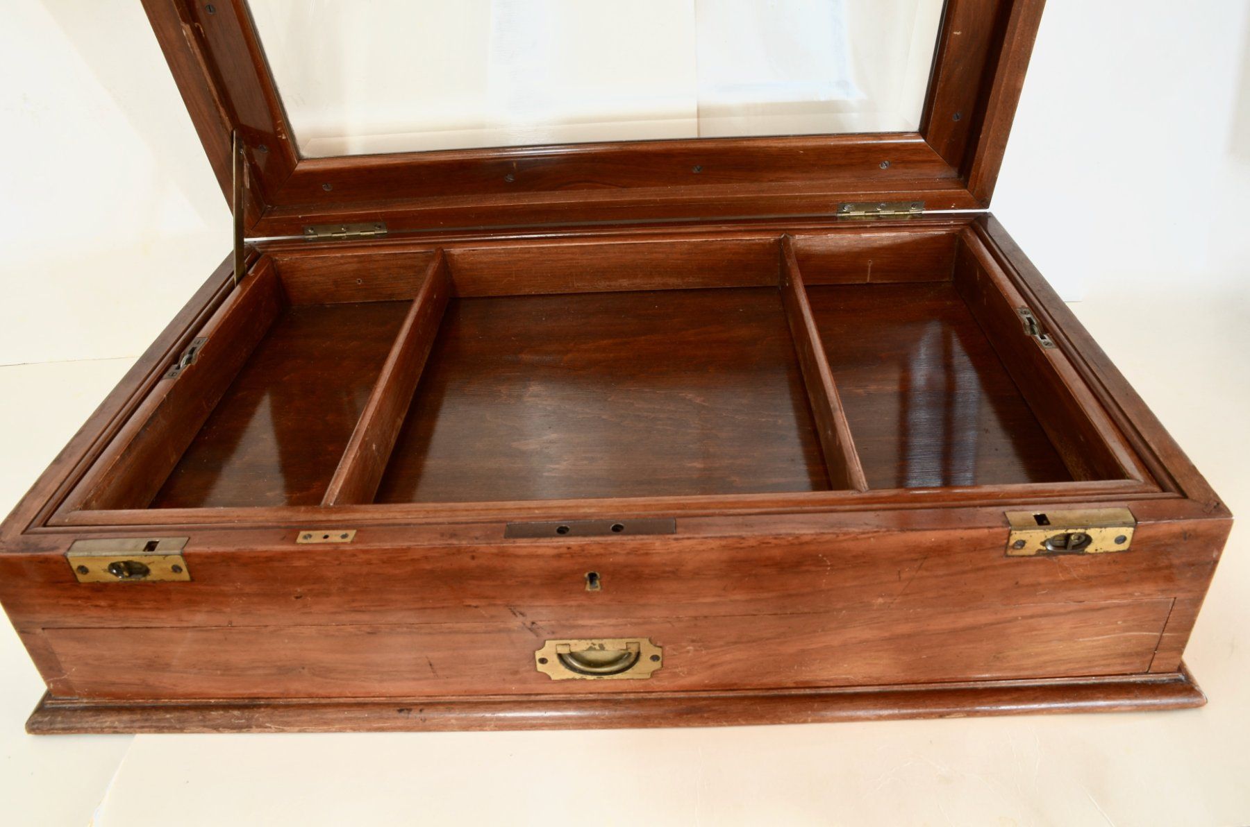 Vetrine: Eine Vitrine aus Mahagoni, um 1875. – Usato da Meilen venduto da glenbeigh 2