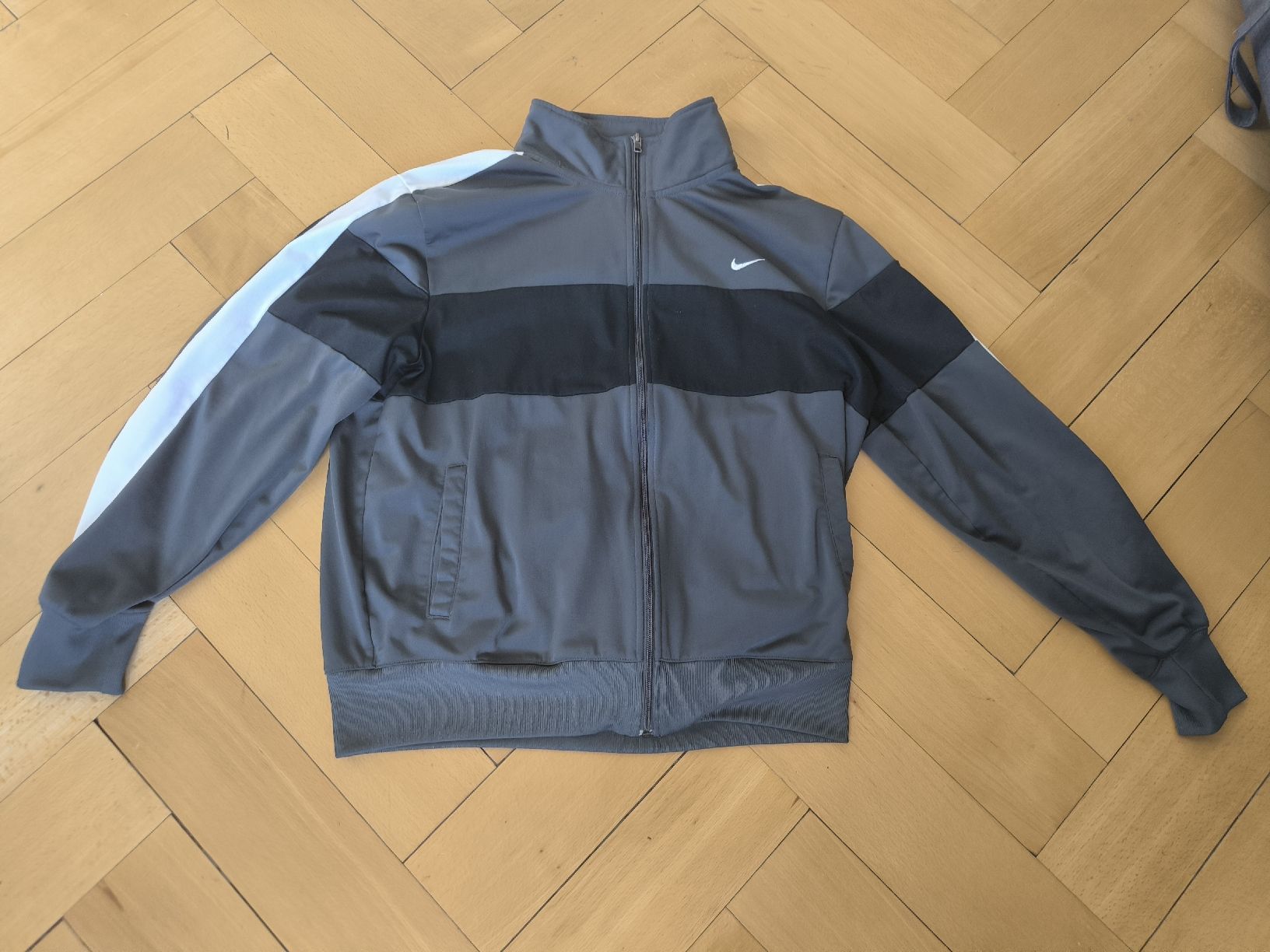 Nike Vestes: NIKE Tracksuit Jacket Size L – D'occasion à Zürich par kev_pbg7