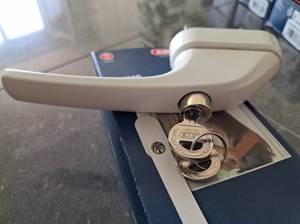 Eisenwaren: Abus FG300 Fenstergriff weiss abschliessbar – Gebraucht aus Weinfelden von Mausi2 2