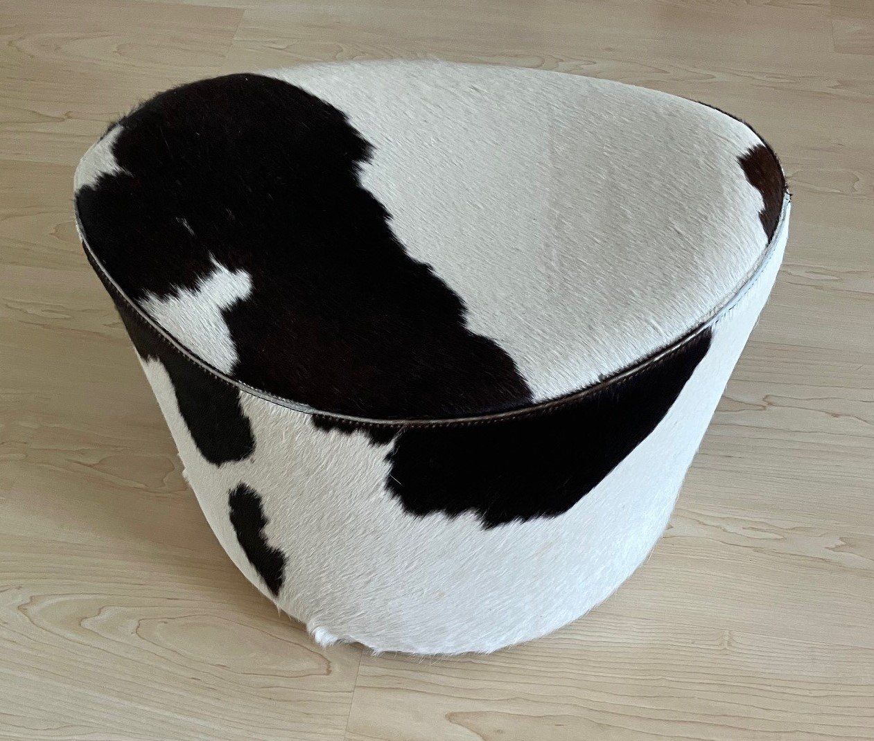 Ikea Hocker: IKEA Kuhfellhocker / Tabouret IKEA en peau de vache – Gebraucht aus Hinterkappelen von 5CH