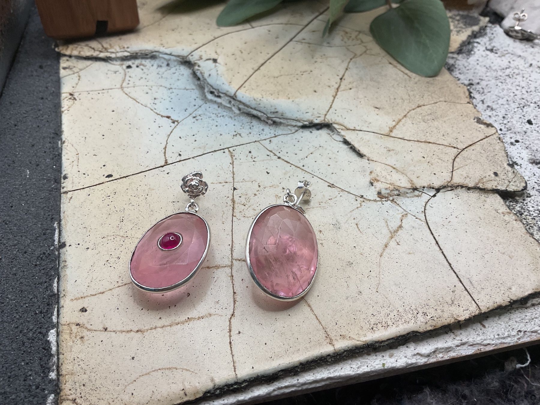 Orecchini pendenti & Orecchini a lobo: Statement Ohrstecker rosa Quarz mit kleinen Rubinen – Nuovo (secondo la descrizione) da luzern venduto da Alpendorf1 1