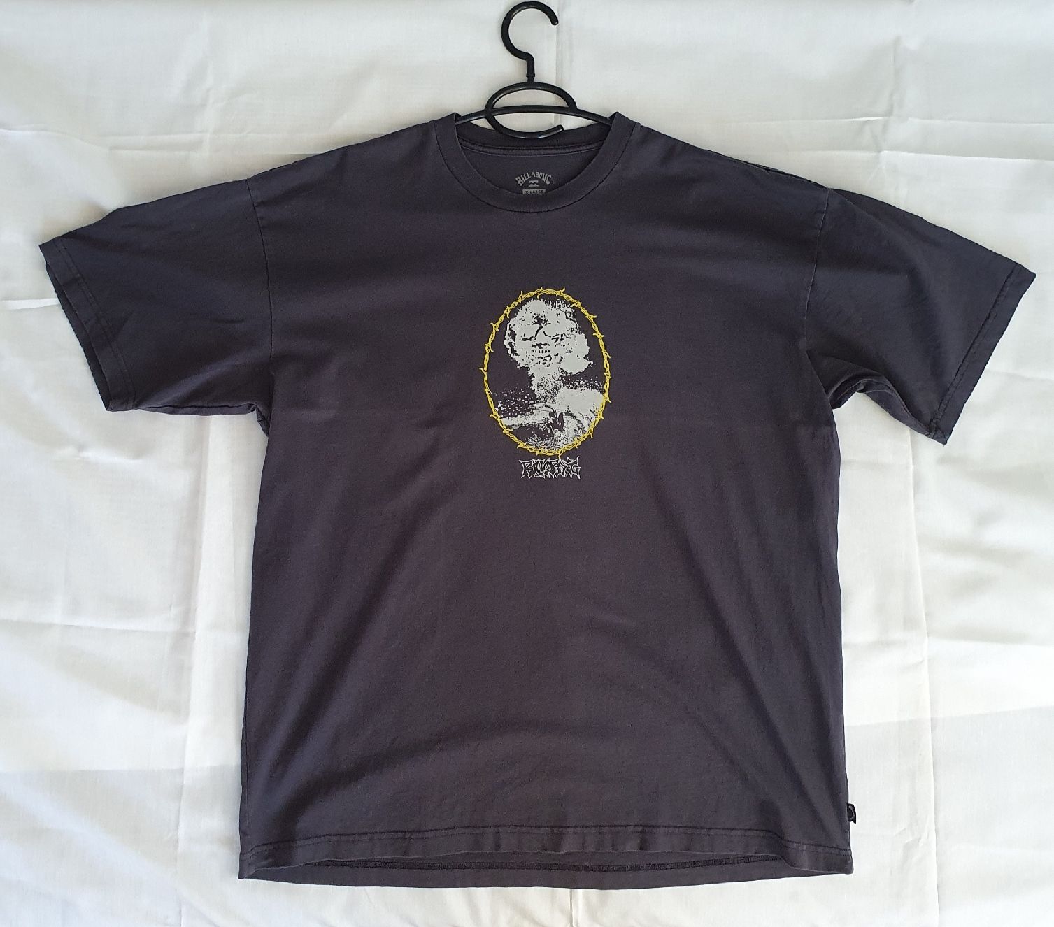 Billabong T-shirt: T-shirt Billabong – Nuovo (secondo la descrizione) da Le Mont-sur-Lausanne venduto da vda_vrs6