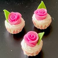 3 Cupcakes (Rose, pink) für Puppenstuben. Handarbeit.