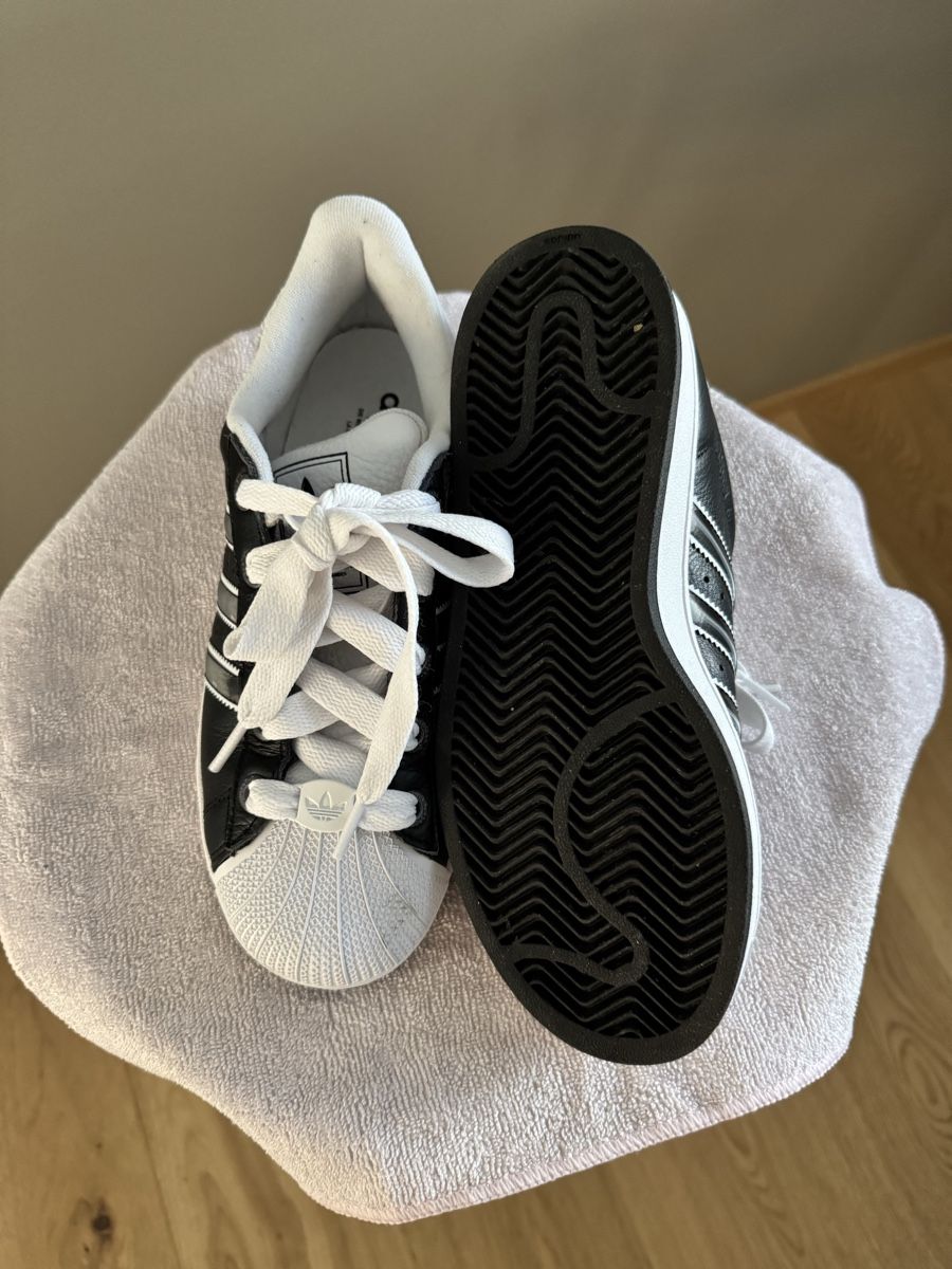 Scarpe da uomo: Schwarz weisser Adidas Sneaker – Nuovo (secondo la descrizione) da Basel venduto da Americana60 1