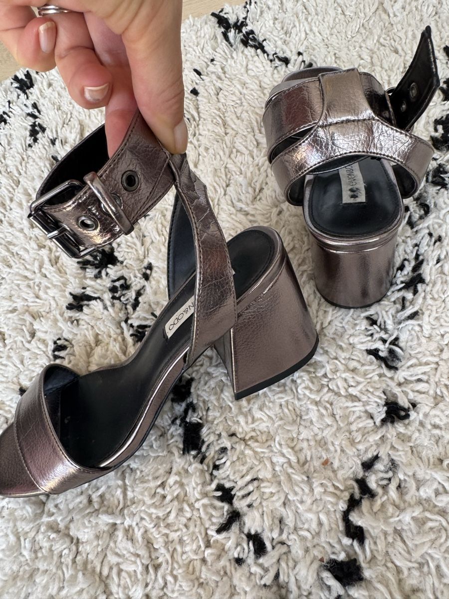 Scarpe da donna: Stylische Metallic Sandalen – Usato da Buchs ZH venduto da crazyhandbaggirl123 4