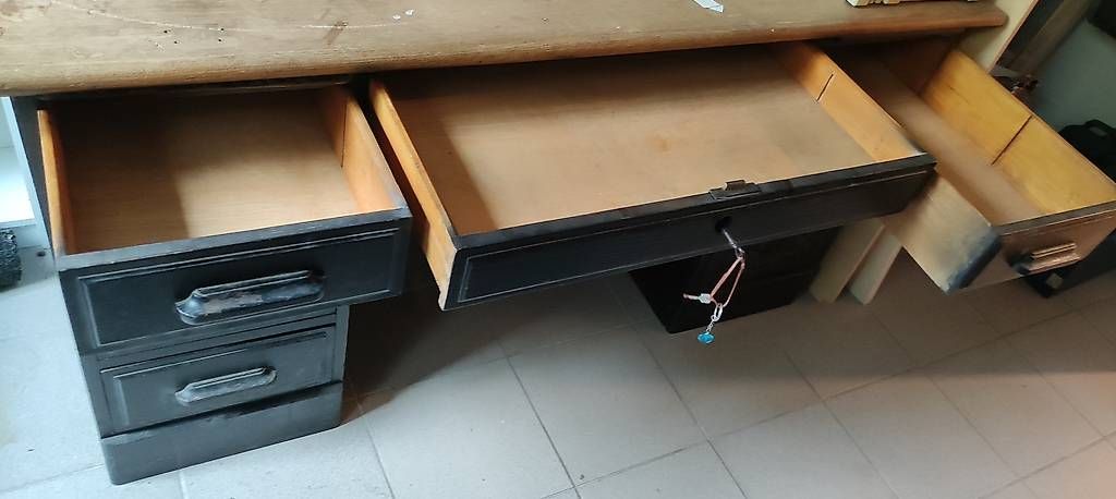 Scrivanie: Alter Massivholz Schreibtisch – Usato da Basel venduto da DJ91 1