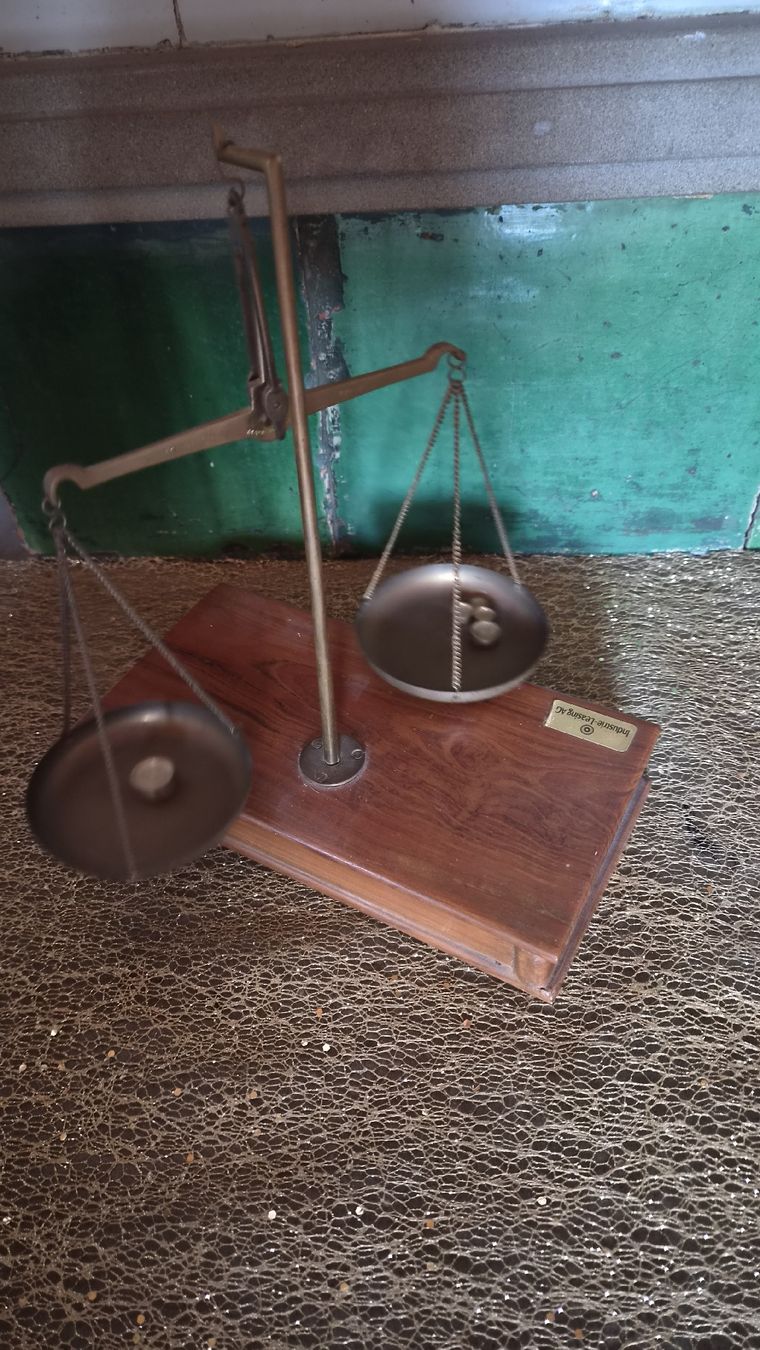 Waagen und Gewichte: Balkenwaage Messing Holz mit Gewichten antik – Gebraucht aus Kölliken von Upcycling-by-Mc-TAM 3
