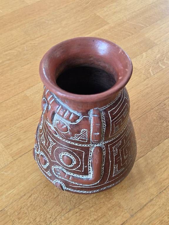 Pot décoratif en terre cuite sculptée style précolombien (Gebraucht) in ...