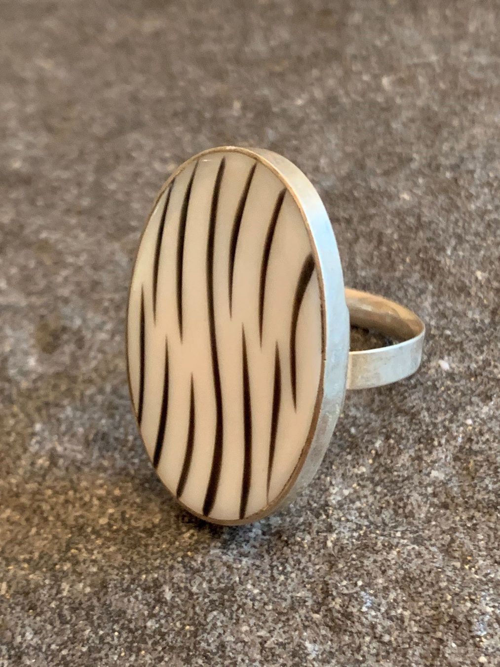 Anelli: Mega Perlmutt Ring Zebra Design - 800 Silber – Usato da Zürich venduto da uvu2