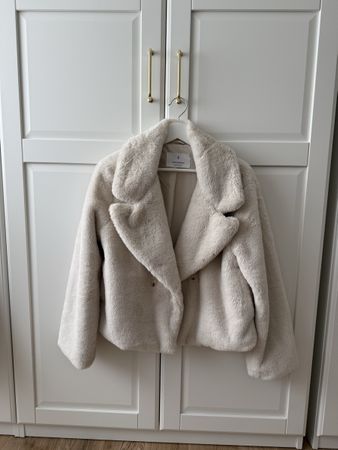 Kunstfell Jacke von Stradivarius, Grösse S