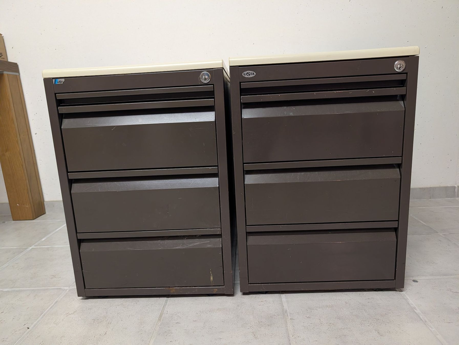 Lista Eléments de bureau: 2 Lista  Korpus braun 3 Schubladen gebraucht 80x42x60 – D'occasion à Niederweningen par allesmussweg124