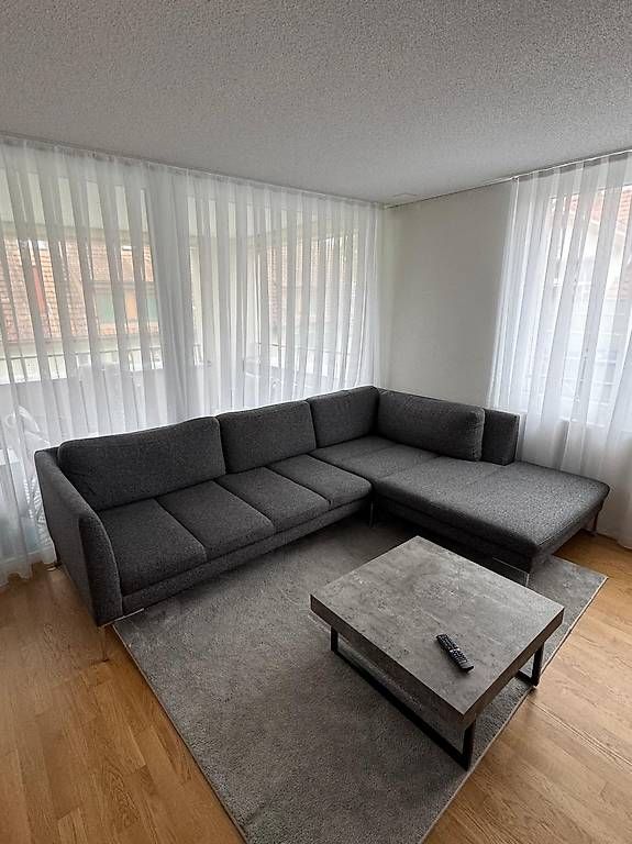 Sofas: Modernes Ecksofa dunkelgrau inkl. Couchtisch – Gebraucht aus Aarwangen von ele_bqx8