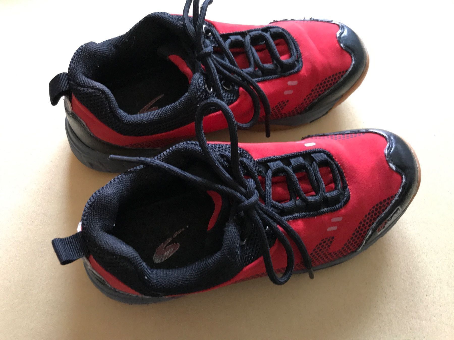 Scarpe da donna: Sneakers rot/schwarz Größe 38 – Usato da Frauenfeld venduto da Koffer12