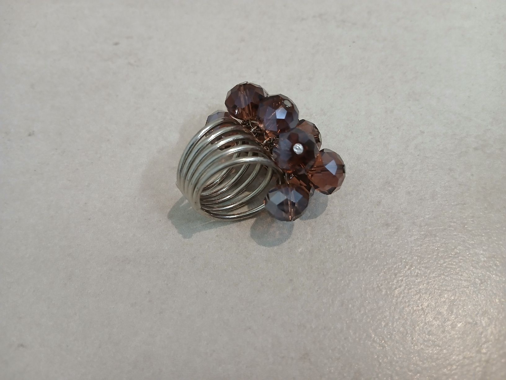 Ringe: Eleganter Ring mit weinroten Glasperlen – Gebraucht aus Schaffhausen von Tearsontape