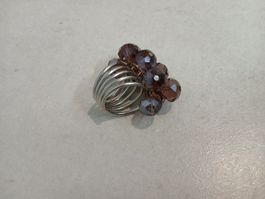 Eleganter Ring mit weinroten Glasperlen