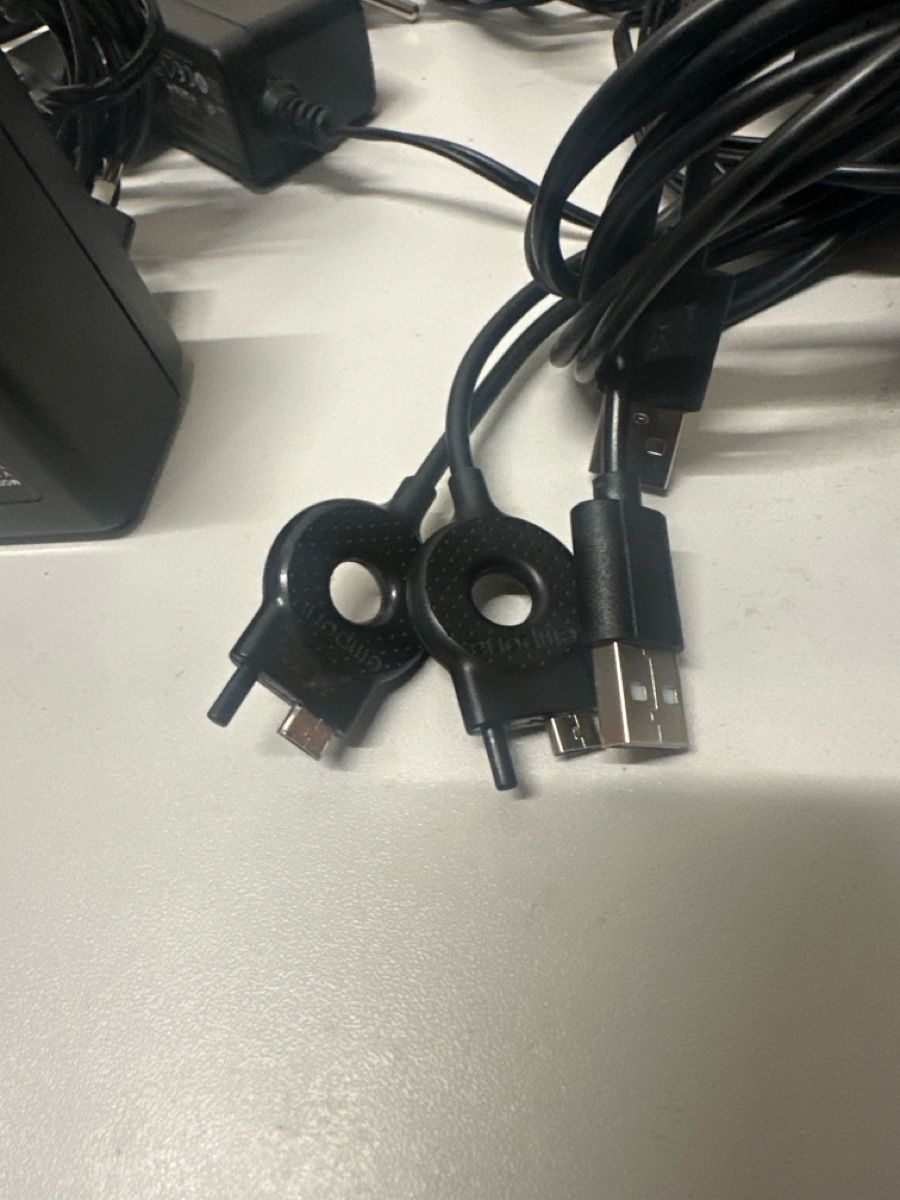 Lecteurs & Adaptateurs: Assorted Power Adapters and Cables, Acceptable – D'occasion à Elsau par MANWITHVAN 1