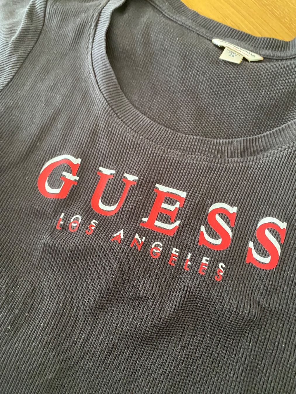 Guess T-Shirts: Guess T-Shirt, size XS – Gebraucht aus Sissach von laura.x4 1