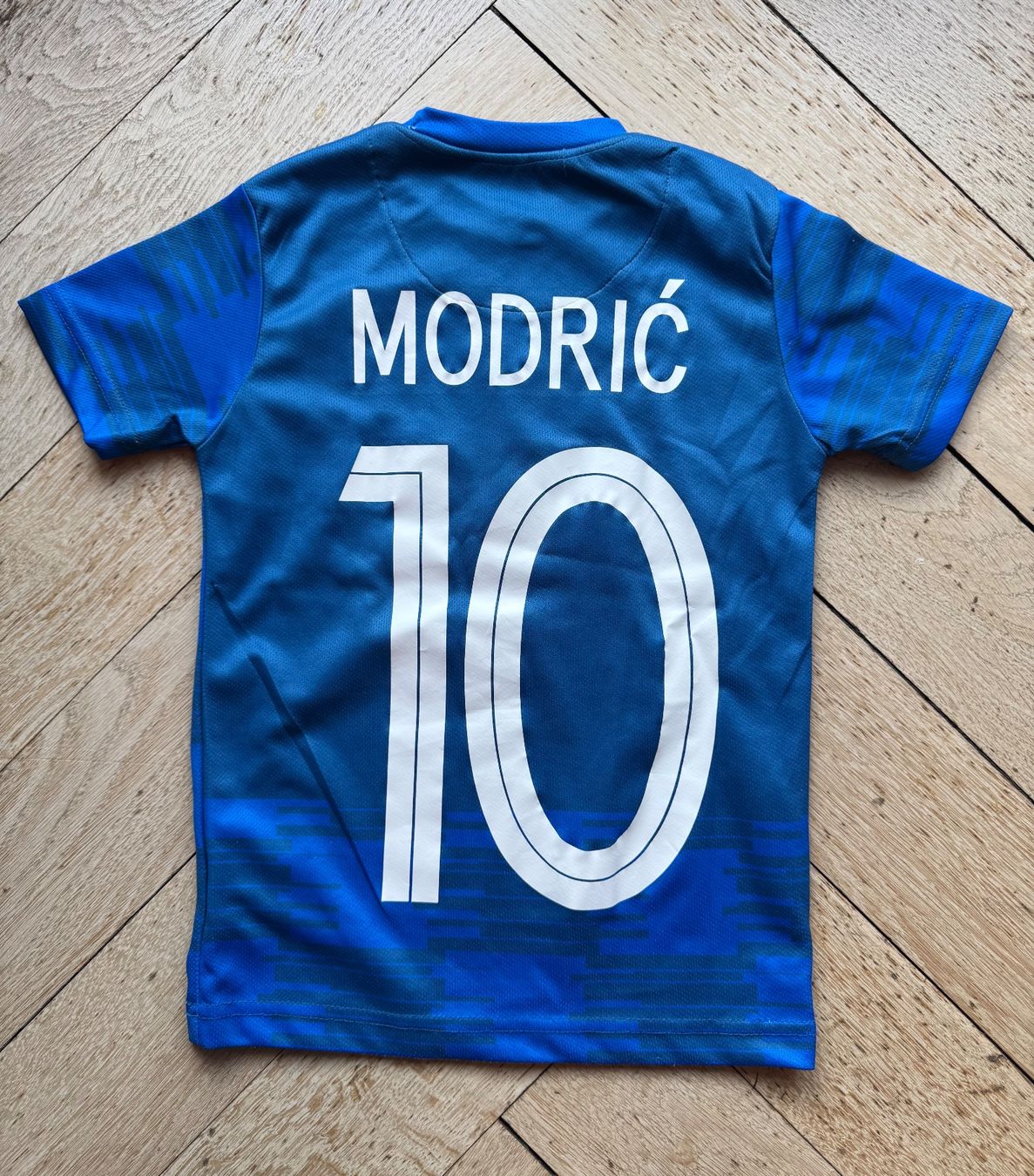 Scarpe, pantaloni & magliette da ginnastica: Trikot Modrić – Usato da Zürich venduto da Bertis5