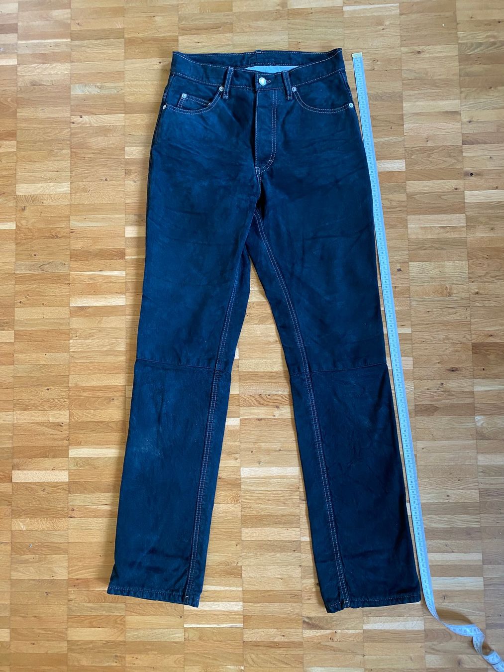 Pantaloni: Lederhose 100% echtes Leder, schwarz Gr.29, Taille 80cm – Usato da Kastanienbaum venduto da Muenchnerkindl1