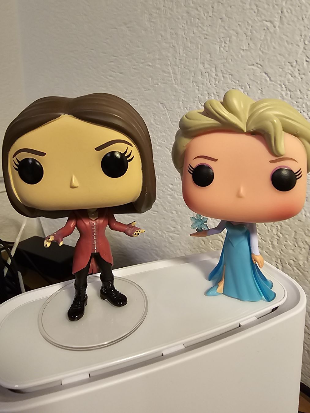 Funko Statuette: Funko Pop Scarlet Witch & Elsa Disney sans boîtes – Nuovo (secondo la descrizione) da Veytaux venduto da Muchmuche