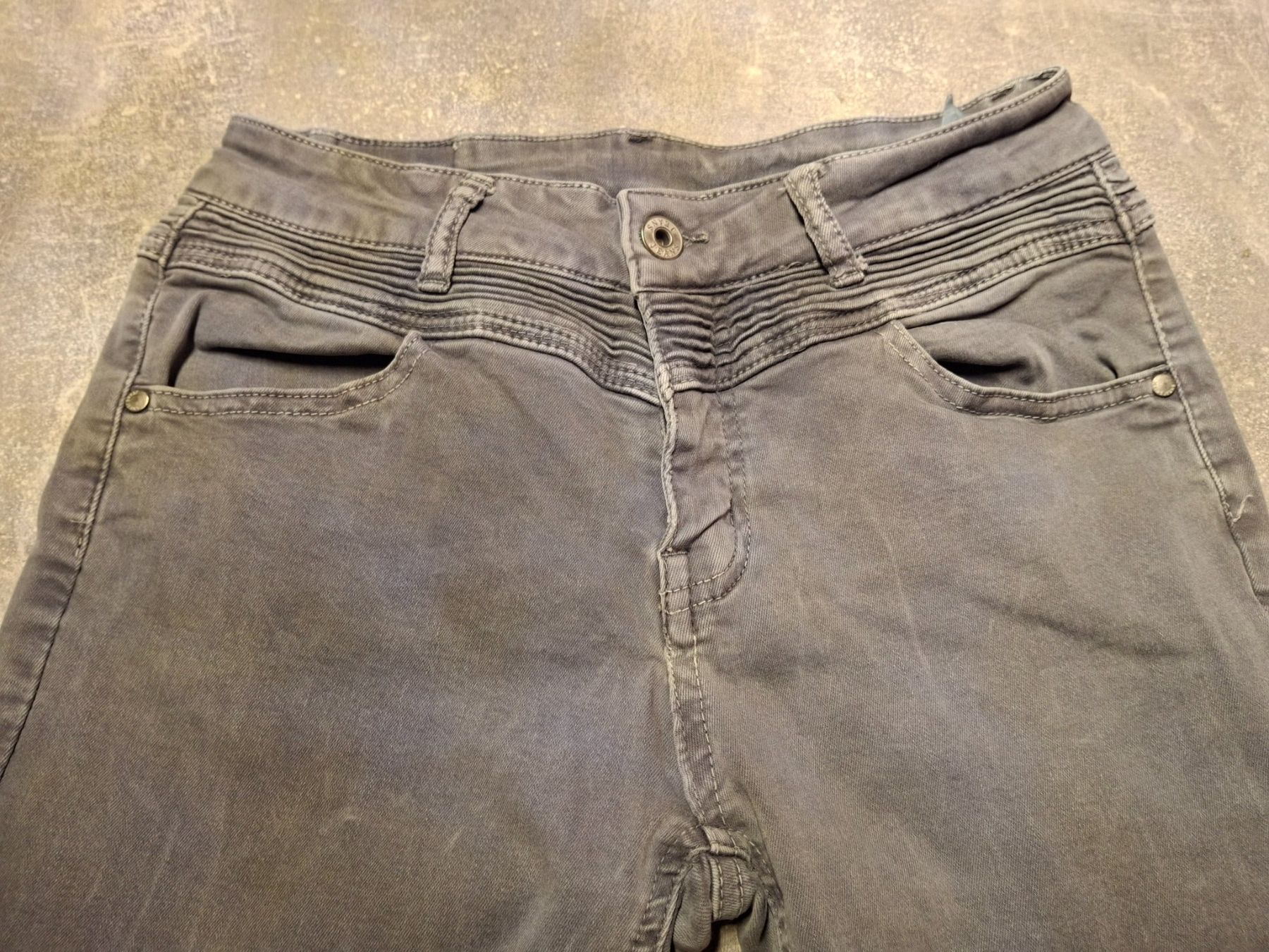 Jeans: Pantalon jeans gris taille M 98% coton – Usato da Villiers venduto da san_jn5w 1