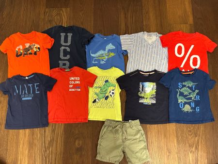 10 T Shirts und 1 Shorts Grösse 104