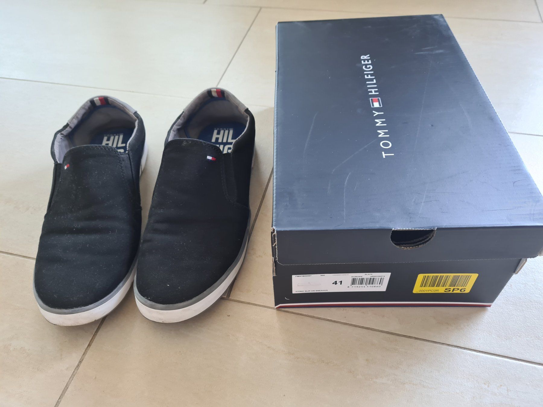 Tommy Hilfiger Chaussures hommes: Schwarze Tommy Hilfiger Slippers Gr. 41 – D'occasion à Steinhausen par aengeli07 2