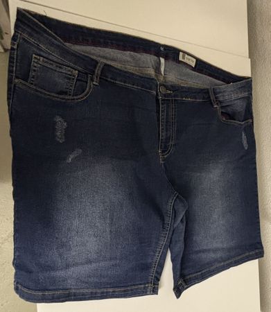 Blaue kurze Jeans Hose