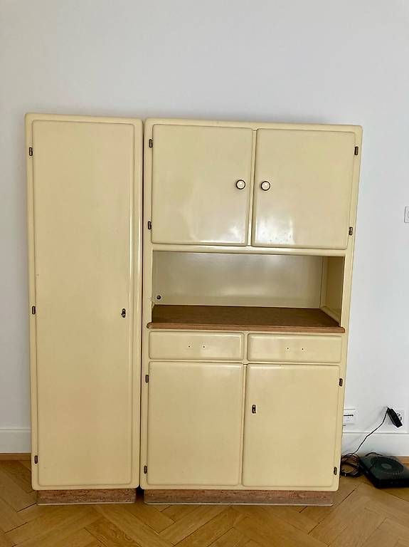 Credenze: Vintage Buffet und Schränkli 50er – Usato da Basel venduto da Libero092