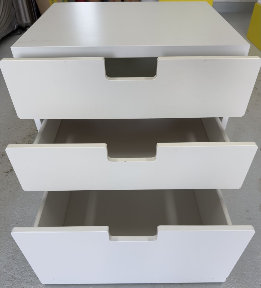 Kommoden: Weisse Kommode mit drei Schubladen IKEA Stuva – Gebraucht aus Uster von  1