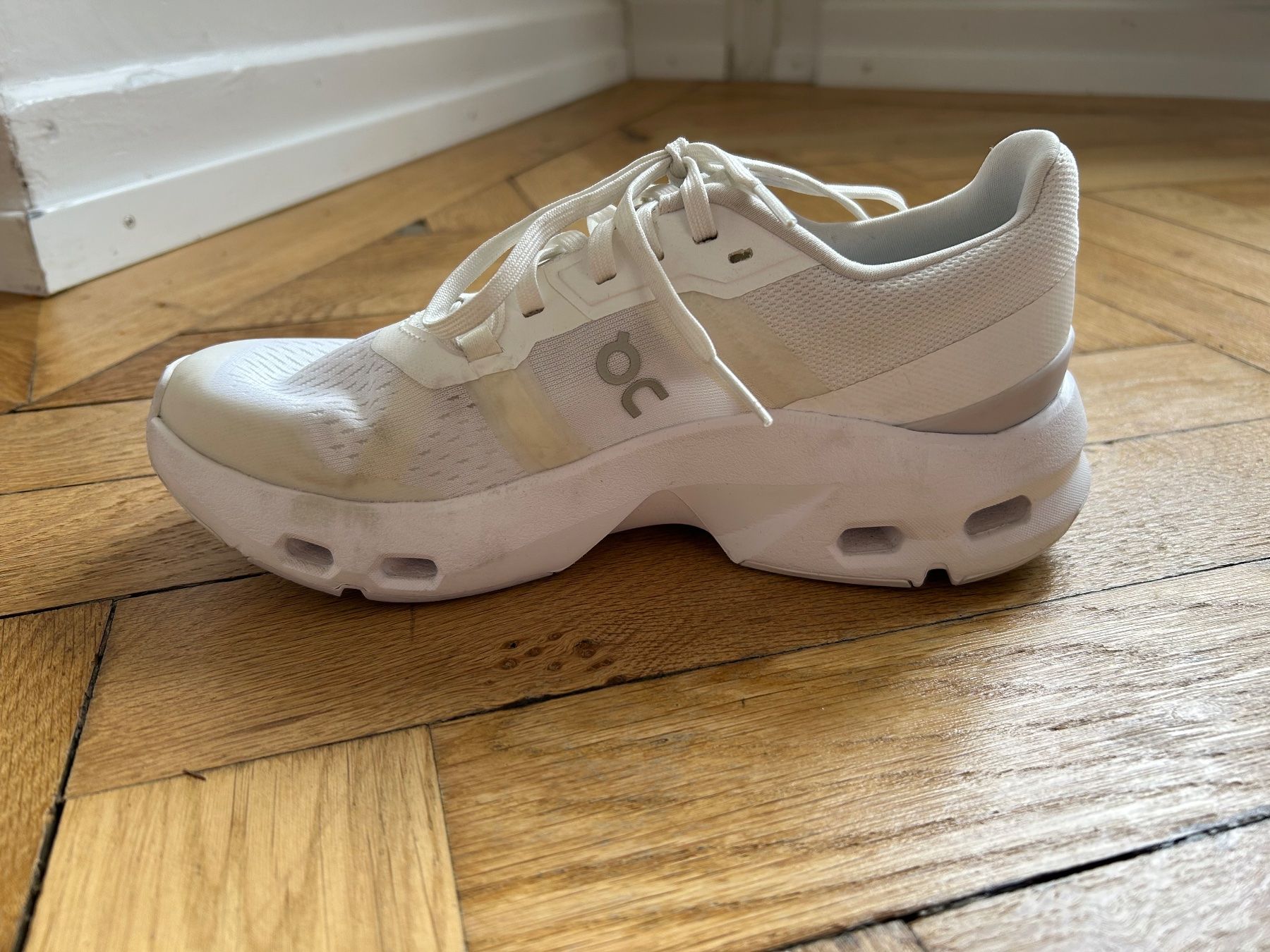 On Chaussures femmes: On white sneakers – D'occasion à Zürich par EllaPota 2