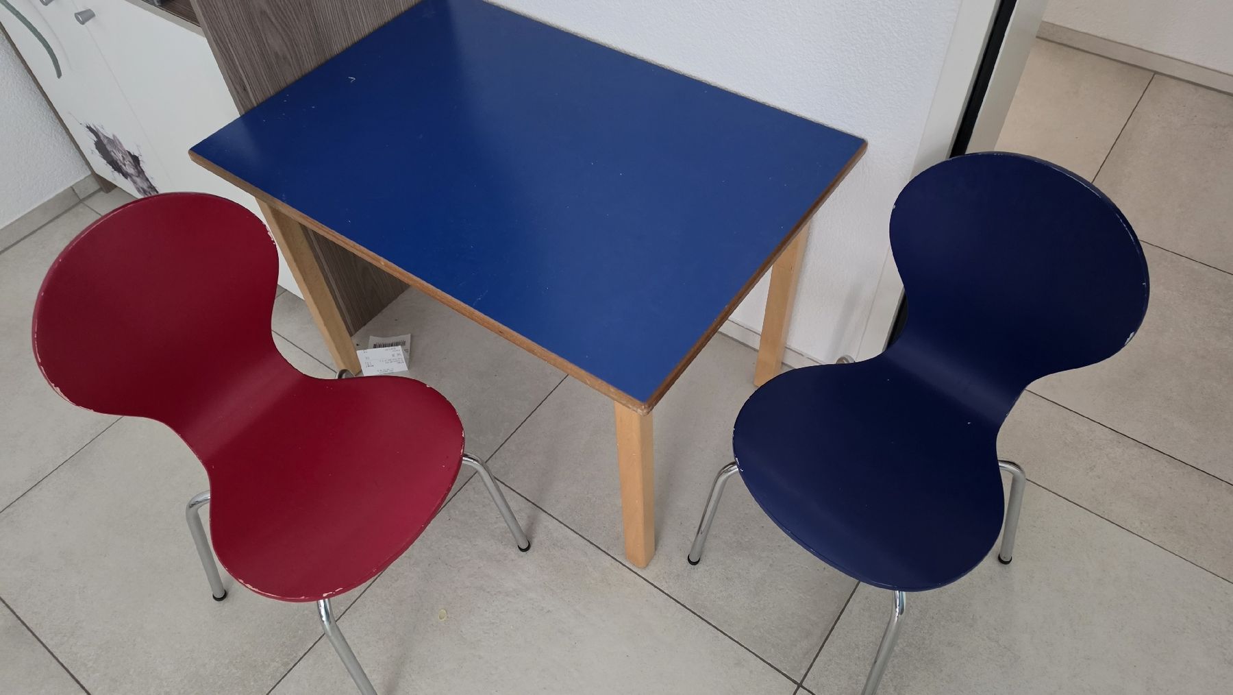 Tables: Kindertisch mit 2 Stühlen blau rot Holz – D'occasion à Jegenstorf par 1stmike