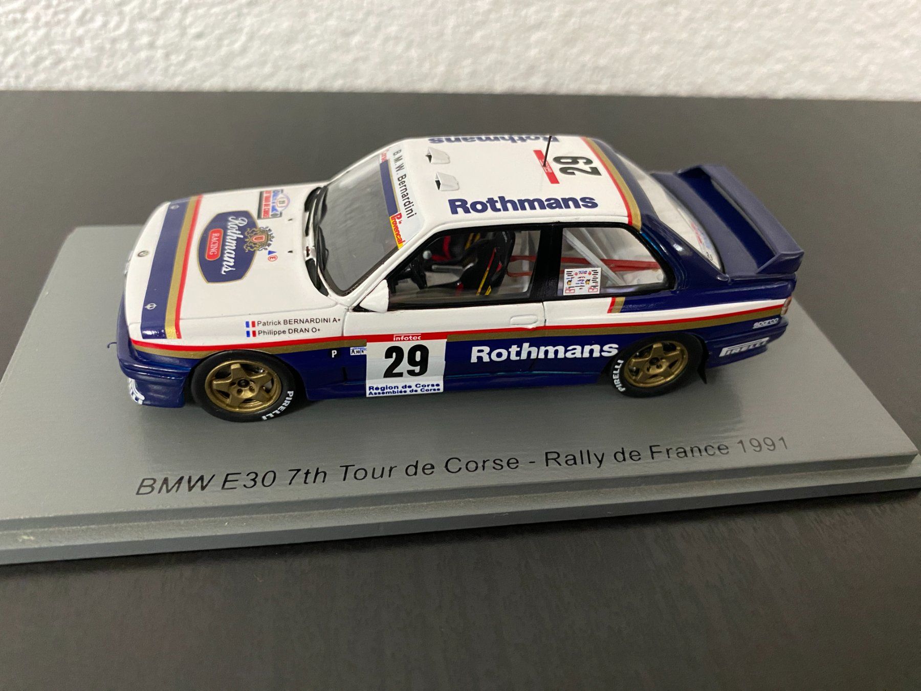 Spark Modellini d'auto: BMW E30 - Rothmans - Spark 1:43 – Nuovo e nell'imballaggio originale da Niederhasli venduto da Yotanke50 2