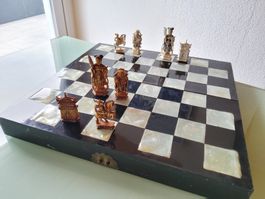 Magnifique ancien jeu d'échecs asiatique sculpté et gravé
