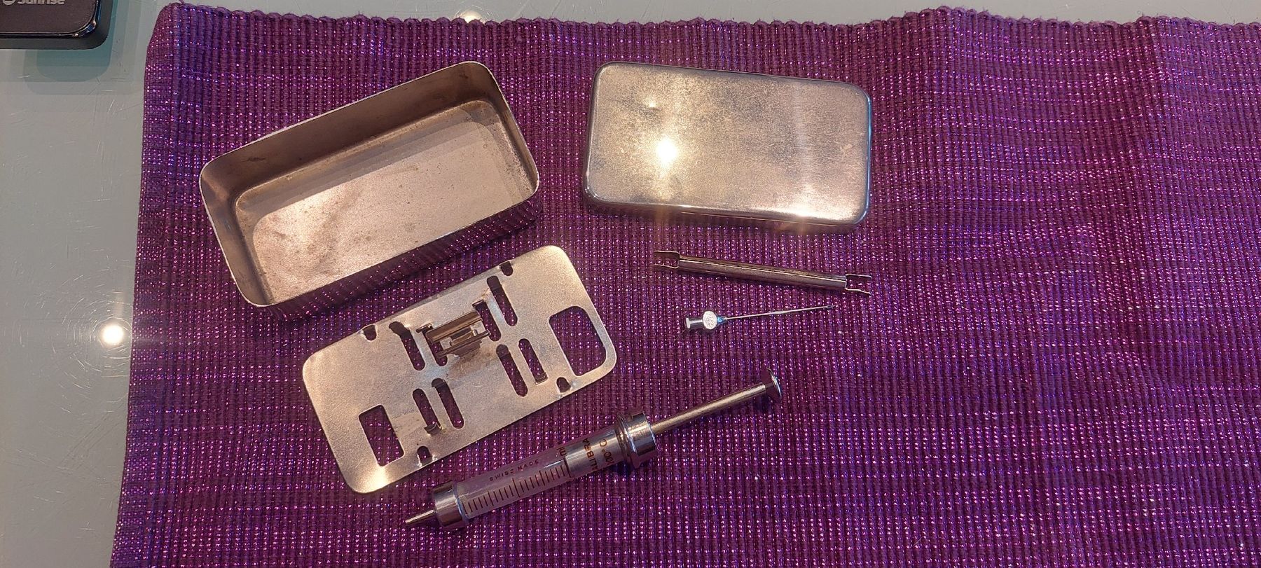 Technique médicale: Antike Spritze mit Metallbox  – D'occasion à Hölstein par Milka92
