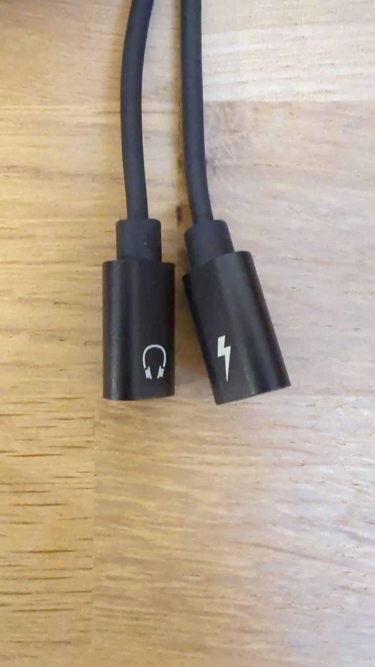 Unità & Adattatore: Neuwertiger Lightning auf Dual Kopfhörer Adapter - Schwarz – Usato da Eisten venduto da manuel.furrer 2