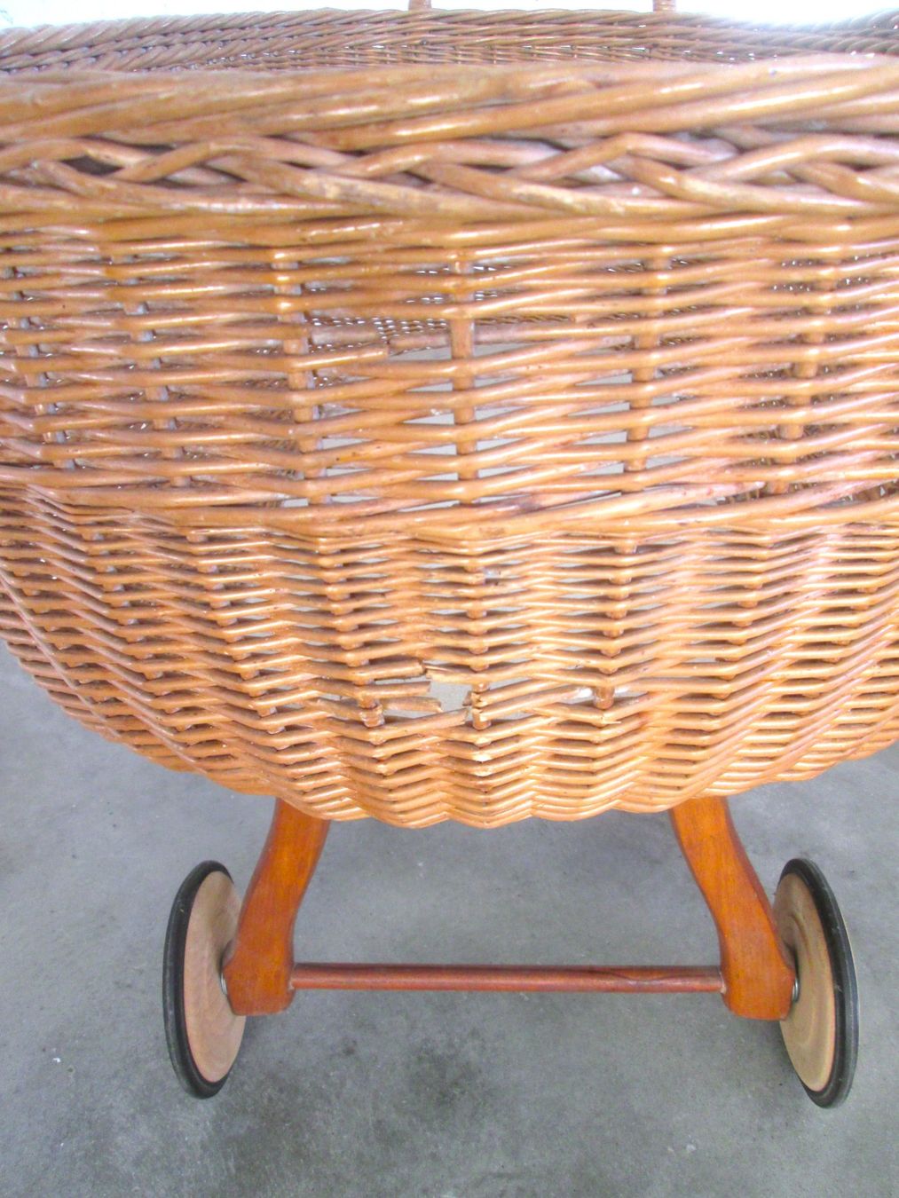 Carrozzine: Vintage-Kinderwagen aus Weide – Usato da Sementina venduto da babucia 3